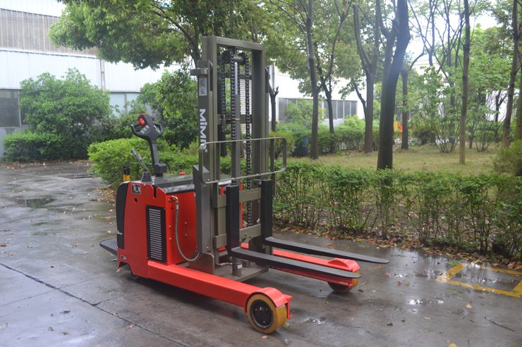 “湖南榮洲機(jī)械設(shè)備有限公司，移動式升降平臺價格，湖南升降貨梯，塑料托盤批發(fā)，固定式升降平臺，曲臂式升降平臺，汽車尾板，全電動叉車”
